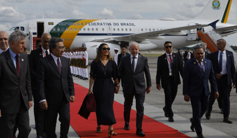 Presiden Brazil, Luiz Inácio Lula da Silva, dan pasangannya, Rosângela Lula da Silva, tiba di Malaysia hari ini menjelang Sidang Kemuncak ASEAN ke-47 / BERNAMA
